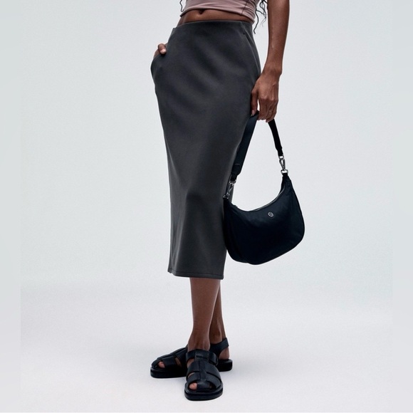 Lululemon Softstreme High Rise Midi Skirt, charcoal (black), size 10 - Picture 1 of 9